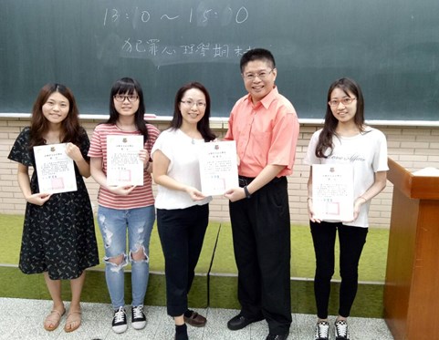 1080620_五位同學創作_別當低頭族_心靈更富足_電子海報_以及網路成癮_微電影_頒獎照_縮圖